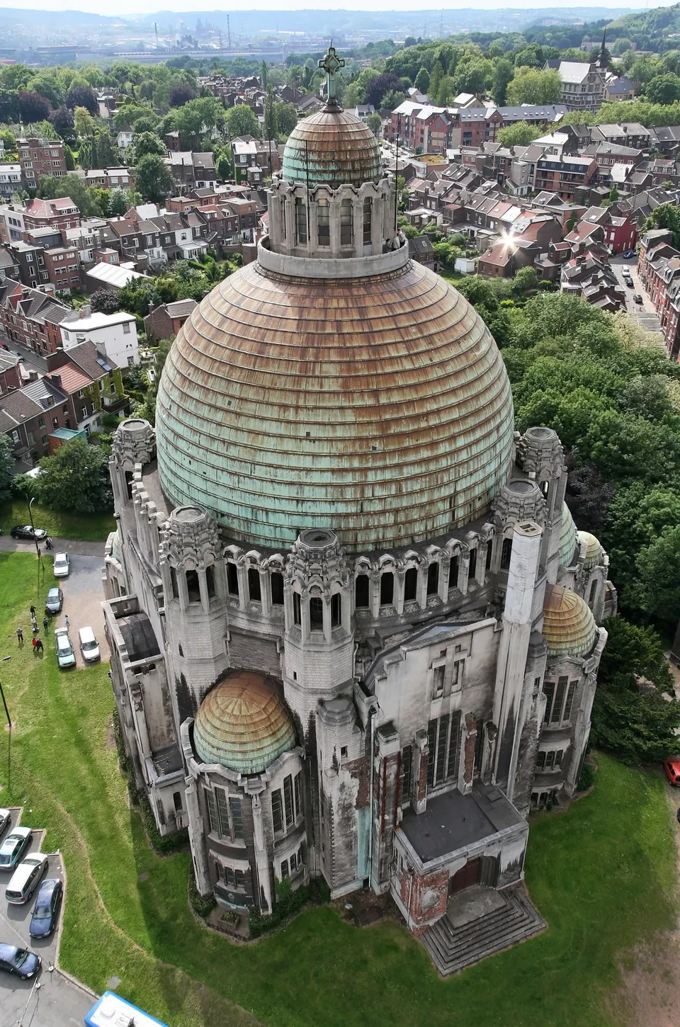 La colina de Cointe, con su iglesia del Sagrado Corazón y la Torre de la Memoria interaliada, en Lieja.