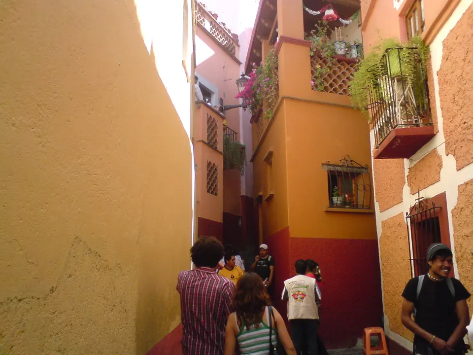 Estrechos balcones coloniales enfrentados a 68 centímetros en el legendario Callejón del Beso de Guanajuato.