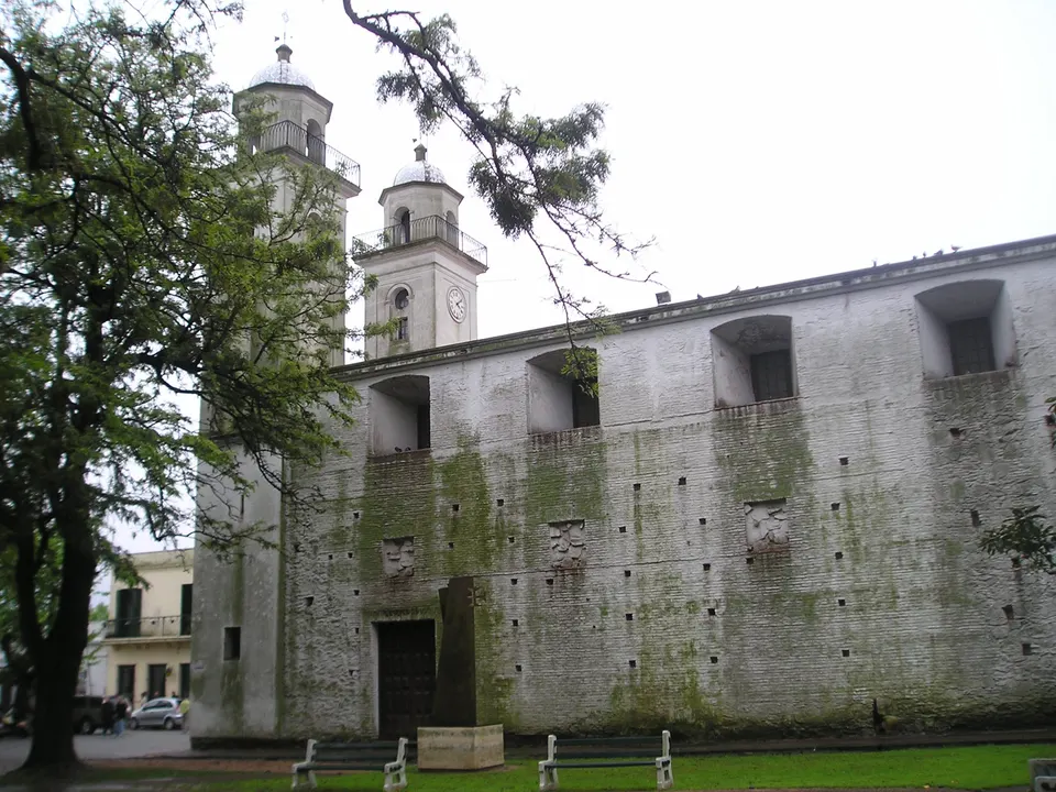 Side (southern) view of the Church of the Holy Sacrament (Basílica del Santísimo Sacramneto) in Colonia del Sacramento ( en colonia-del-sacramento