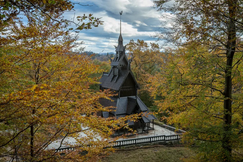 Silueta oscura y tejados escalonados con dragones de la iglesia de madera de Fantoft en Bergen.