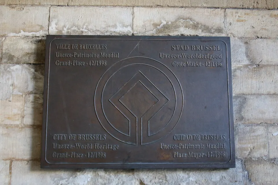 Fachadas doradas de las casas gremiales de la Grand-Place de Bruselas, Patrimonio de la Humanidad.