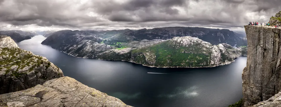 Plataforma de roca cuadrada del Preikestolen suspendida a 604 metros sobre el fiordo Lysefjord.