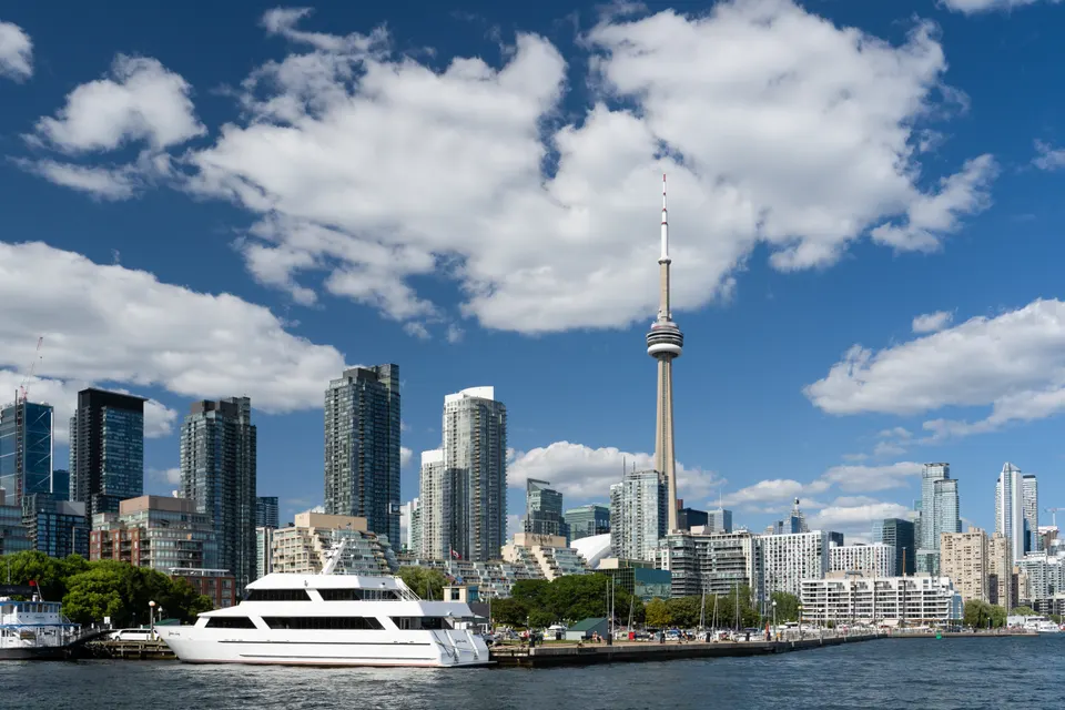 Panorámica del skyline de rascacielos de Toronto y la Torre CN sobre el lago Ontario.