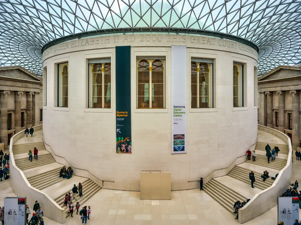 La fachada neoclásica del Museo Británico, en Great Russell Street, Londres.