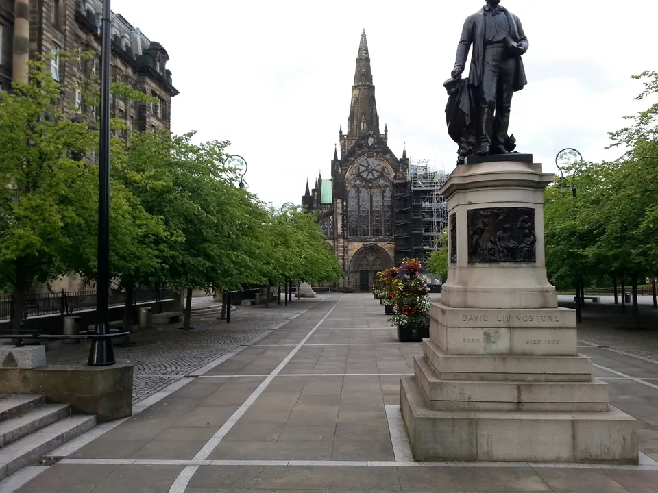 La Catedral de Glasgow, dedicada a San Mungo, con la estatua de David Livingstone.