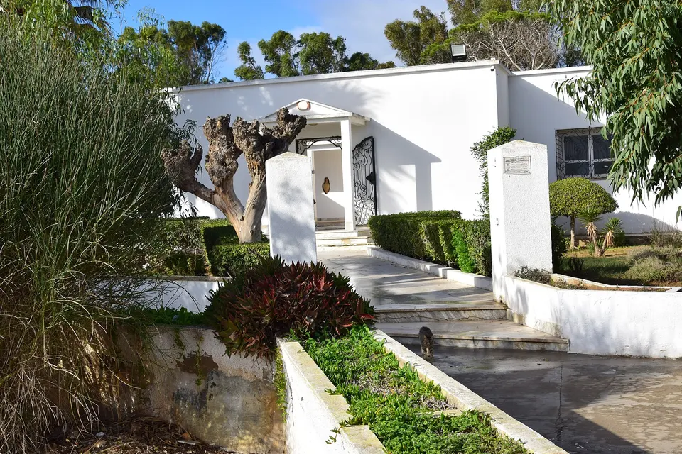 Restos residenciales y trazas urbanas de la ciudad púnica de Kerkouane frente al mar.