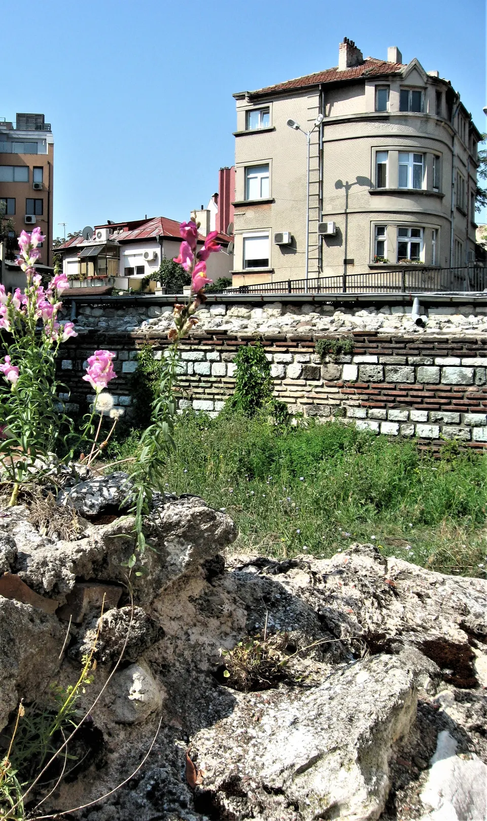 Monumentales muros de ladrillo romano y arcos del complejo termal de Odessos en Varna.