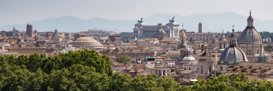 Vista panorámica del centro histórico de Roma, con sus cúpulas y tejados.