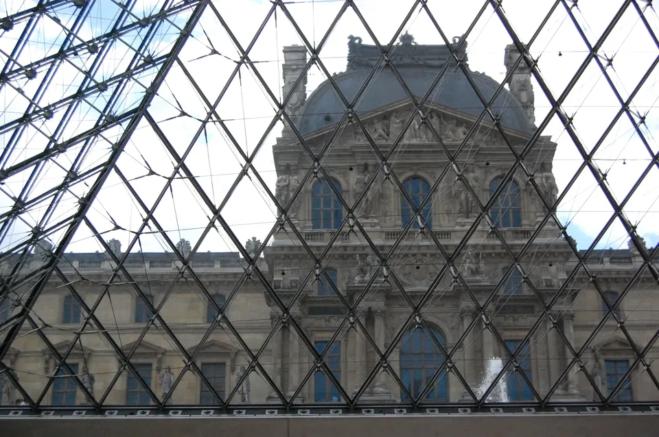 El Palacio del Louvre visto desde el interior de la Pirámide de cristal.
