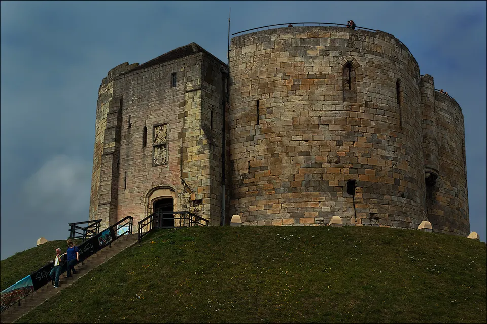 La Torre de Clifford sobre la mota verde del antiguo castillo normando de York.