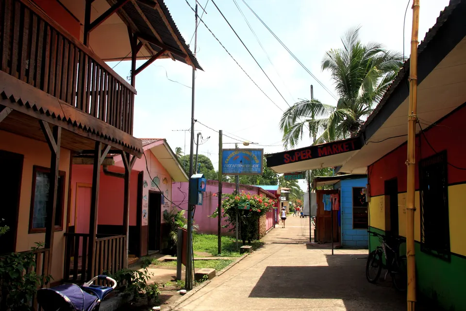 Calle principal y pintorescas casas de madera del pueblo costero de Tortuguero en Tortuguero, Costa Rica