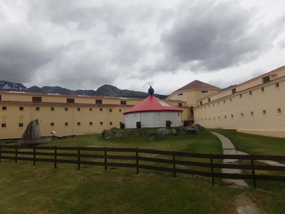 Pabellón histórico de celdas del antiguo Presidio de Ushuaia y actual Museo Marítimo.