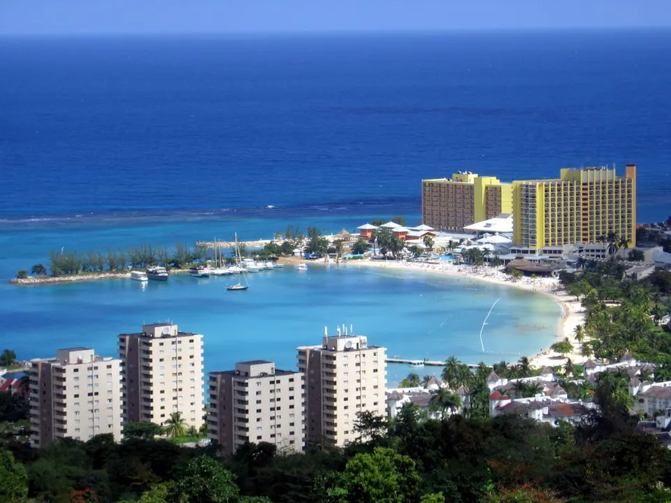 Vista de la bahía de Ocho Ríos, Jamaica.