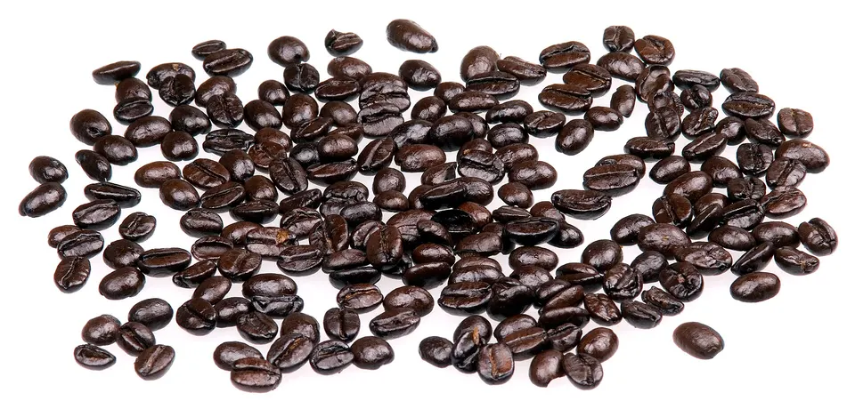 Granos de café Bourbon de alta calidad ruandés secándose al sol junto al lago Kivu.