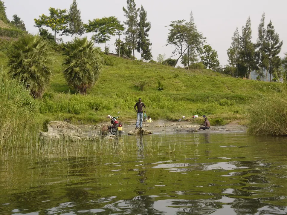 Piscina natural de aguas termales humeantes de Nyamyumba en la ribera del lago Kivu.