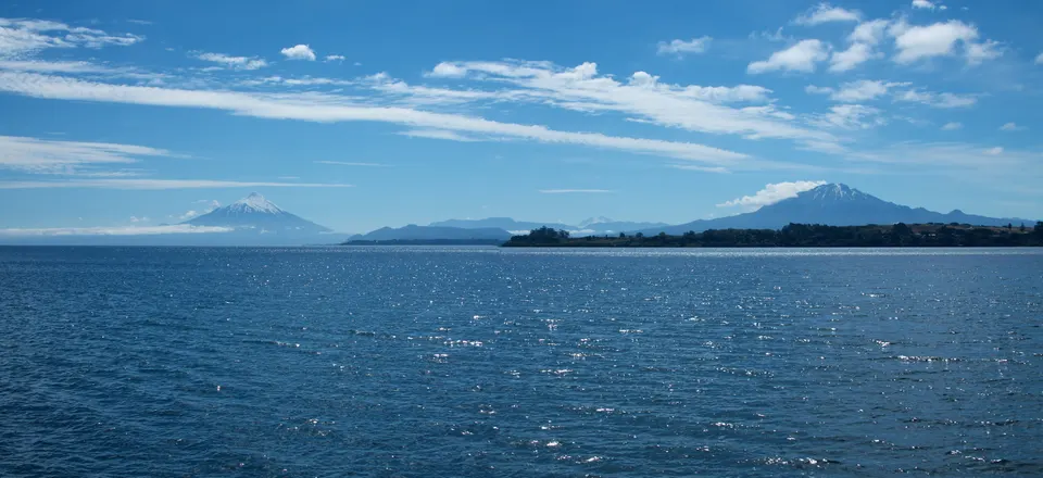 Panorámica de la bahía de Puerto Varas sobre el lago Llanquihue con el cono nevado del volcán Osorno en el horizonte