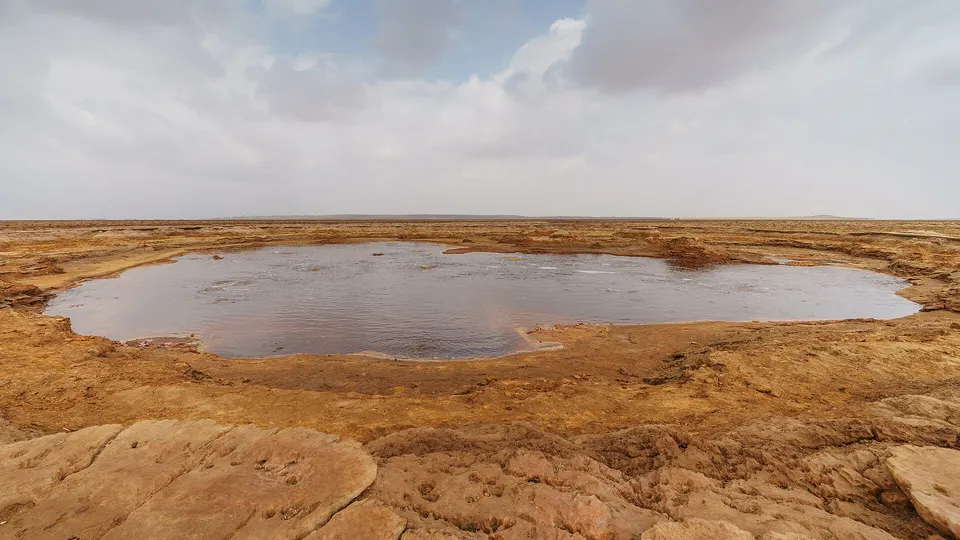 Pozas termales de aguas amarillentas con altísima concentración de sal en Gaet'ale, Danakil.