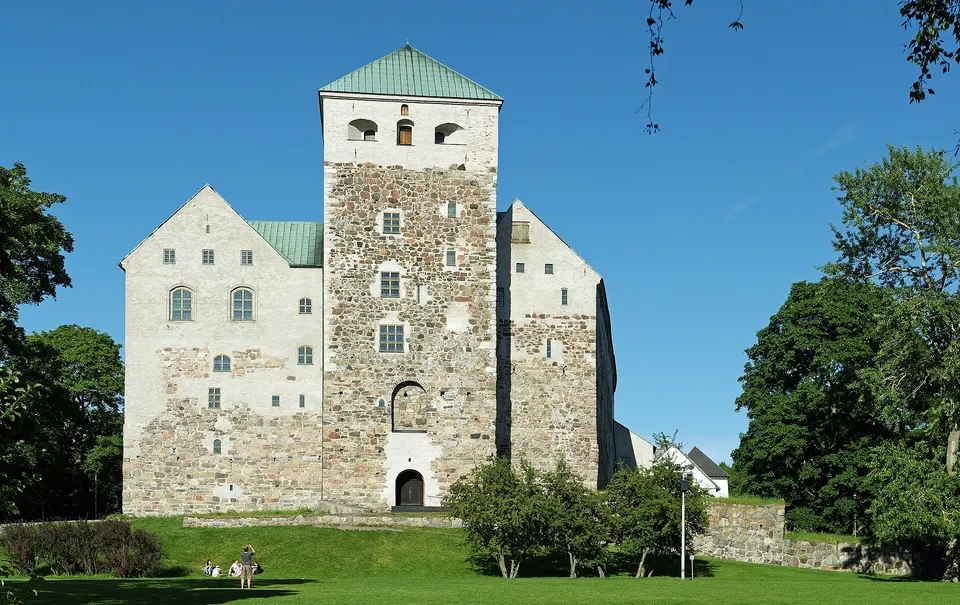 Patio interior de piedra y salones medievales del Castillo de Turku fundado en 1280.