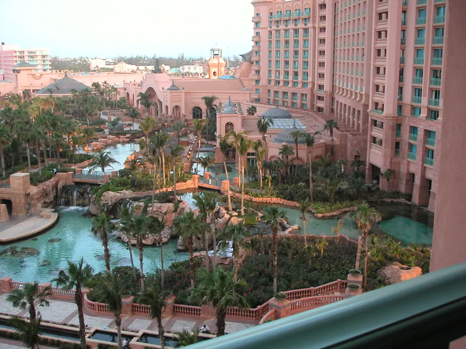 Acuario y piscinas del resort Atlantis, vistos desde la Royal Tower, Paradise Island.