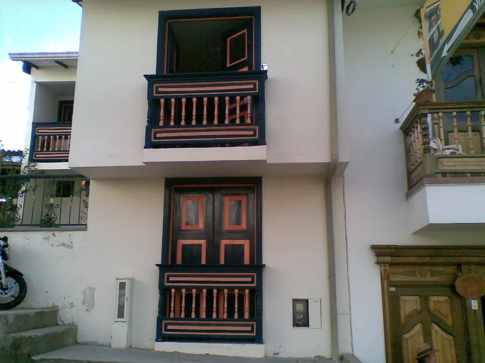 Artesanías tradicionales en madera y guadua elaboradas en los talleres locales de Salento