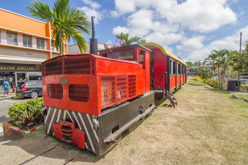 Vía férrea histórica azucarera habilitada para velocípedos eléctricos turísticos Ecotrax en Sigatoka.