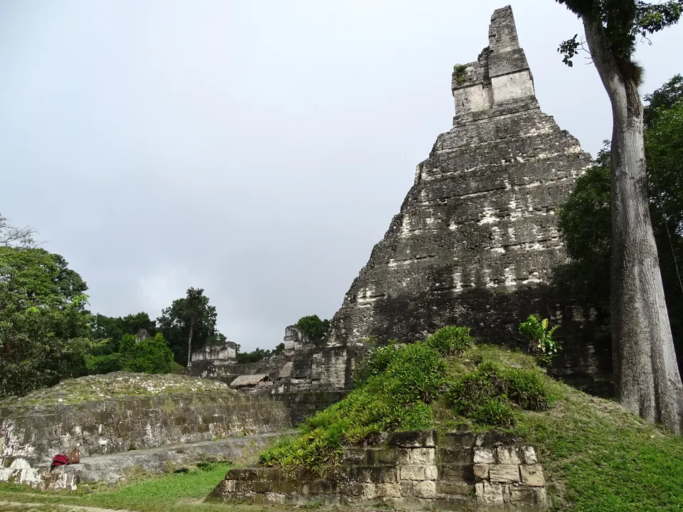 La Gran Plaza de Tikal con el Templo I (Gran Jaguar) recortado contra el cielo azul y rodeado de vegetación.