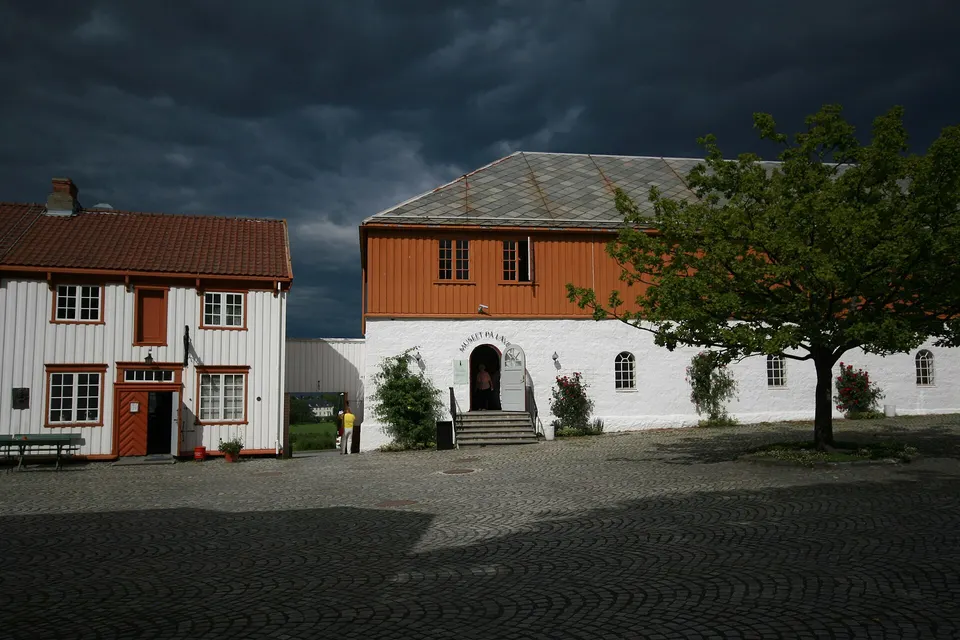 Mansión señorial del Museo Nacional de Música de Ringve rodeada de jardines botánicos en Trondheim.