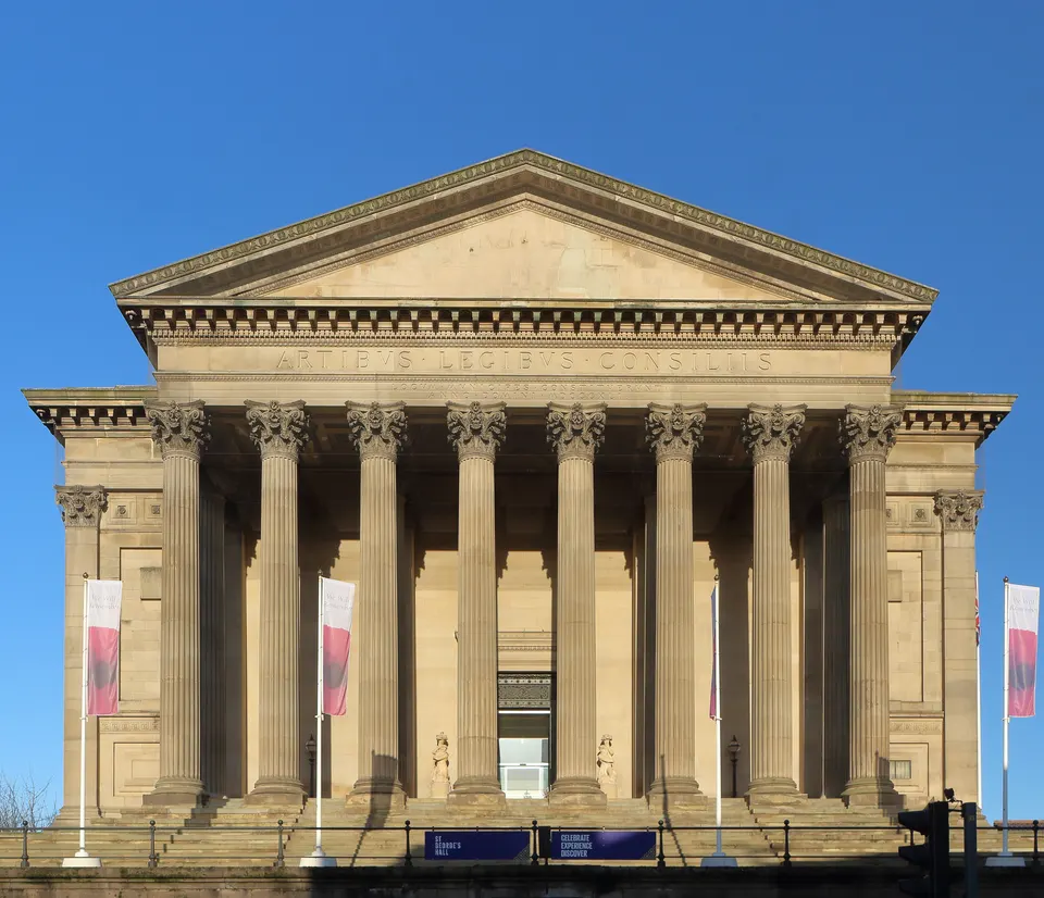 La fachada neoclásica de St George's Hall, Liverpool.