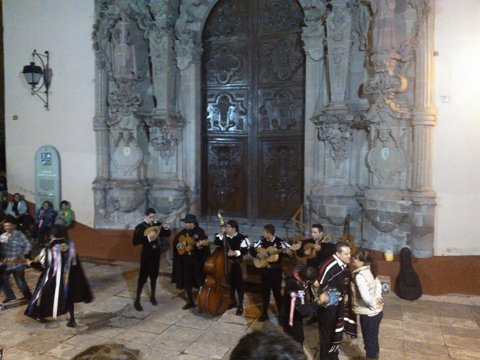 Tradicional callejoneada nocturna con música de estudiantina por los callejones empedrados de Guanajuato.