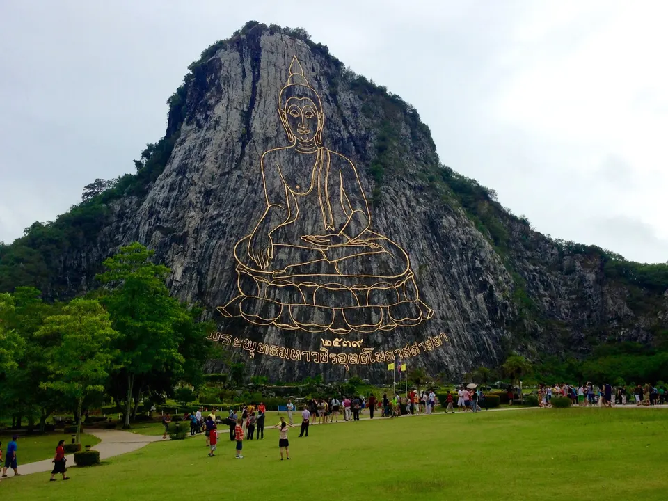 Monumento del Buda gigante esculpido con láser y láminas de oro sobre el acantilado de Khao Chi Chan.