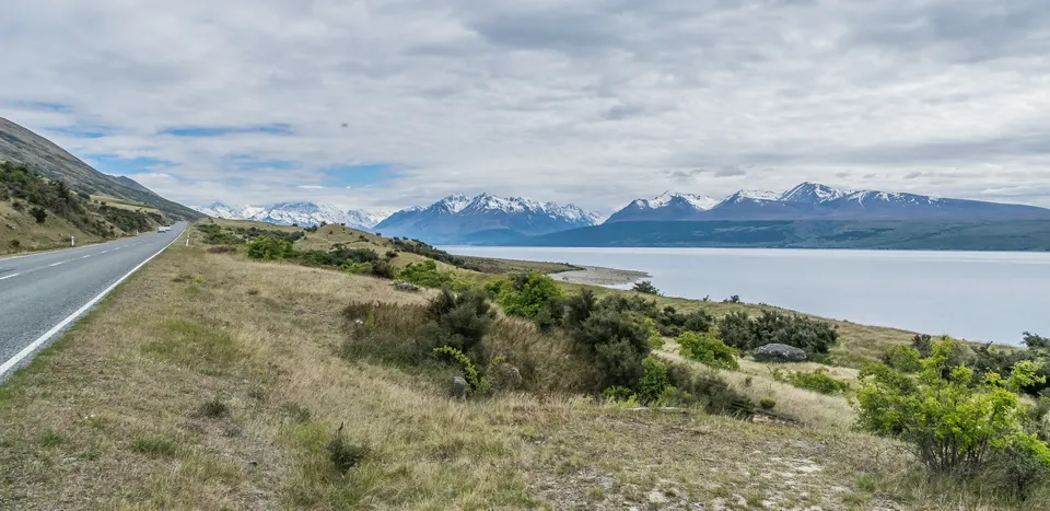 Vista panorámica del monte Aoraki Mount Cook reflejado en las aguas turquesas del lago Pukaki en Nueva Zelanda.
