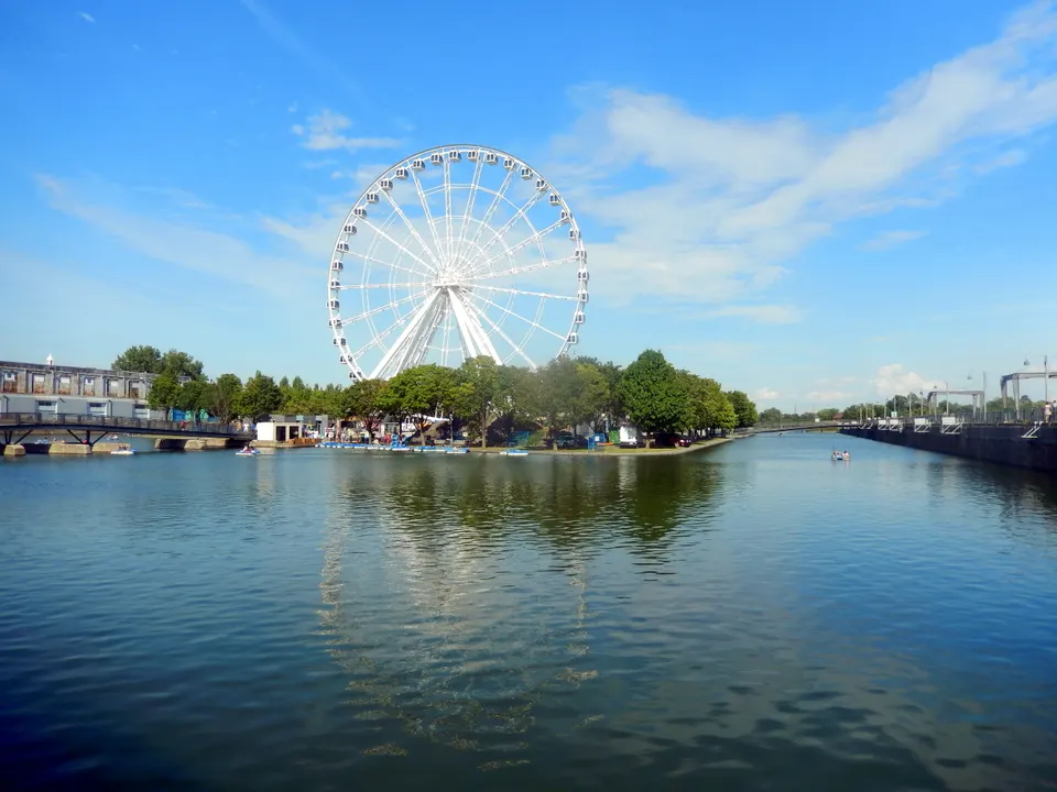 La gran noria panorámica La Grande Roue de Montréal junto a los muelles históricos del Puerto Viejo.