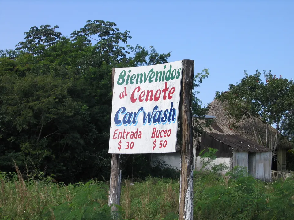 Cenote abierto Aktun Ha (Carwash) con jardines acuáticos y plataformas en Tulum.