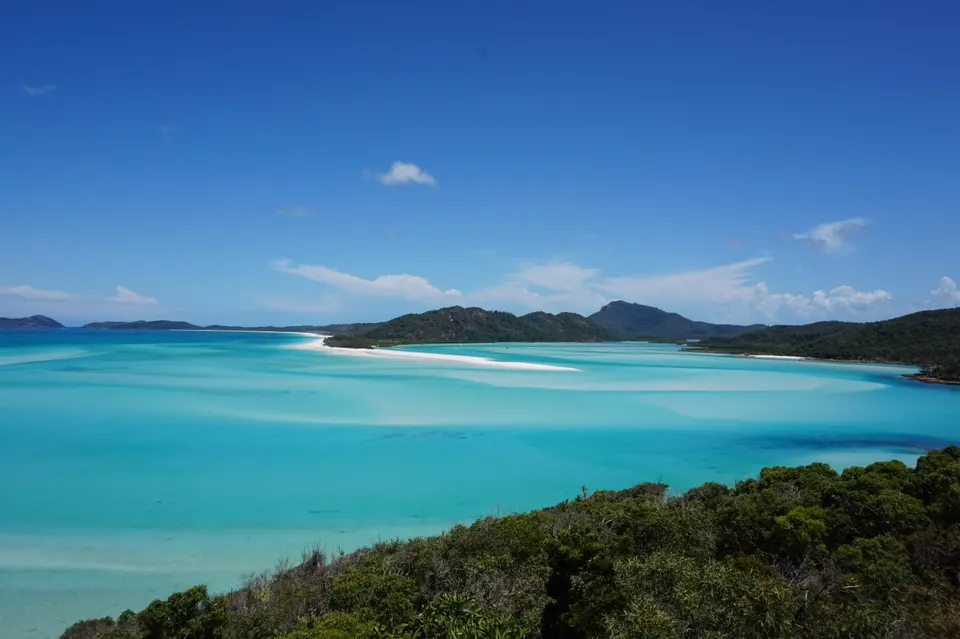 Arenas blancas de sílice pura y aguas cristalinas en Whitehaven Beach en las islas Whitsunday.