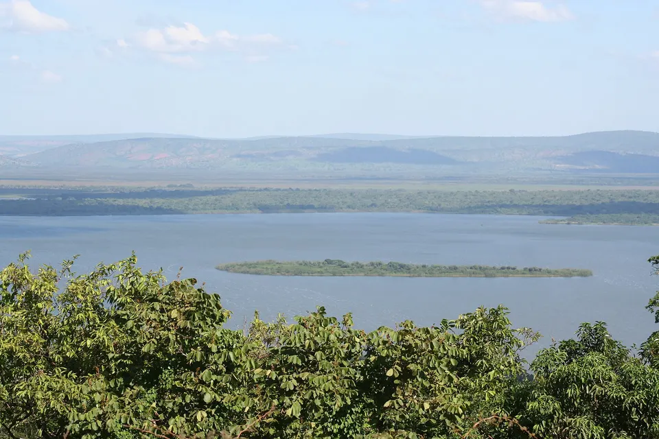 Aguas tranquilas del lago Ihema rodeadas de vegetación palustre en Akagera.