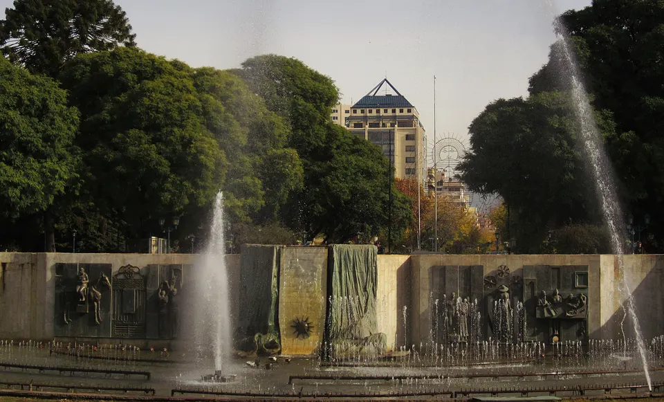 Plaza Independencia en el centro de Mendoza, rodeada de añosos árboles y fuentes ornamentales.