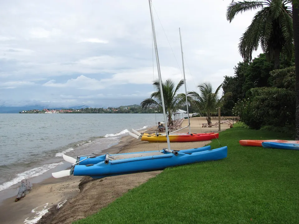 Paseo marítimo y playa de arena fina a orillas del lago Kivu en la ciudad de Gisenyi / Rubavu.