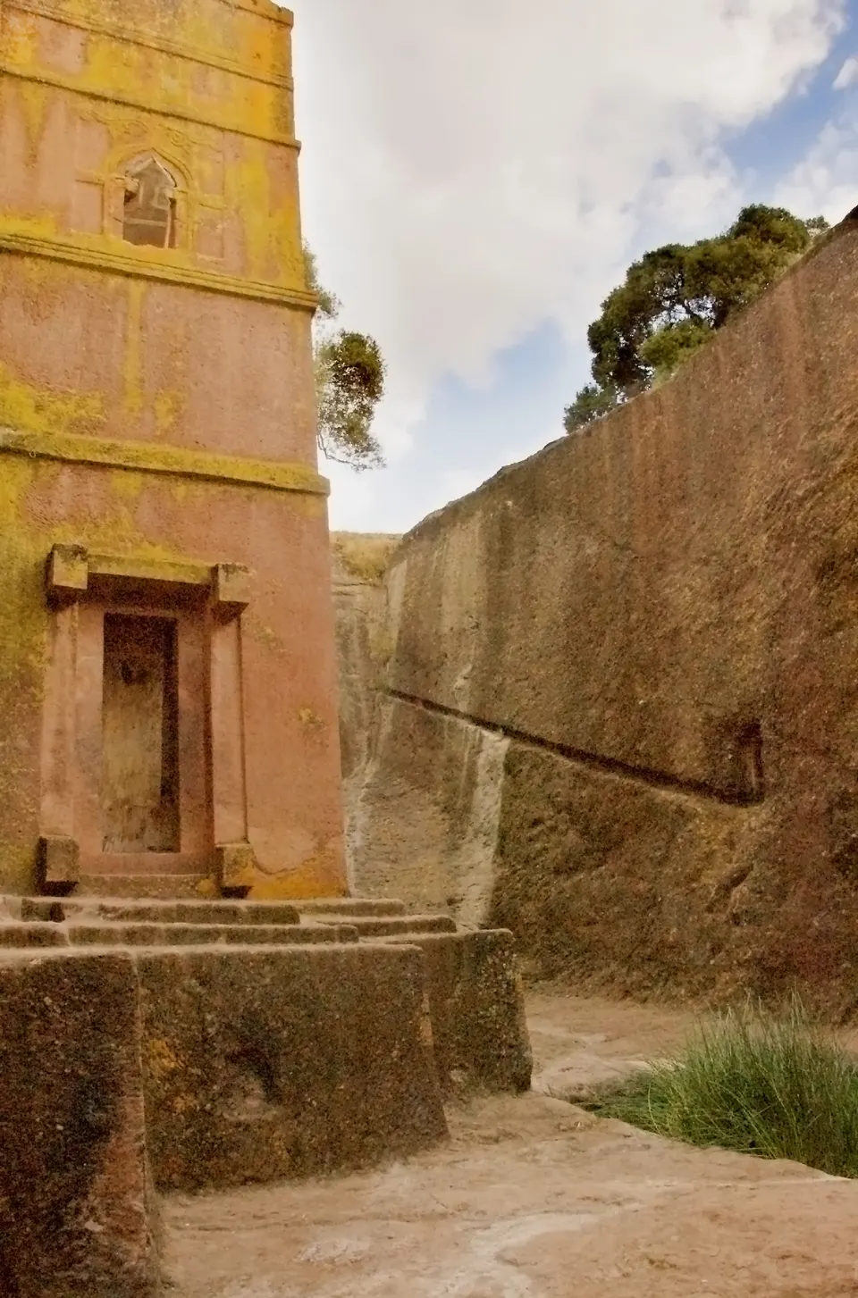 Perspectiva de la iglesia monolítica de San Jorge desde el foso excavado en roca volcánica de Lalibela.