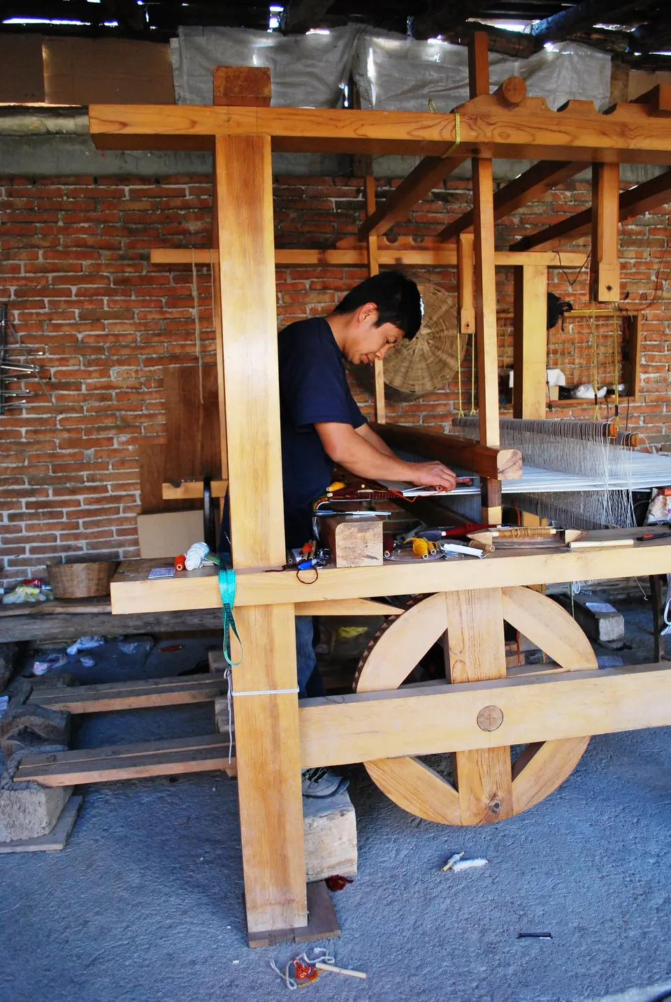 Man weaving a rug in Teotitlan del Valle, Oaxaca, Mexico en oaxaca