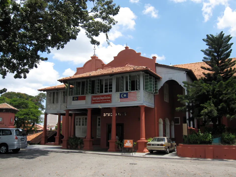 Antiguo ayuntamiento holandés del siglo XVII pintado de terracota roja en el centro de Malaca.