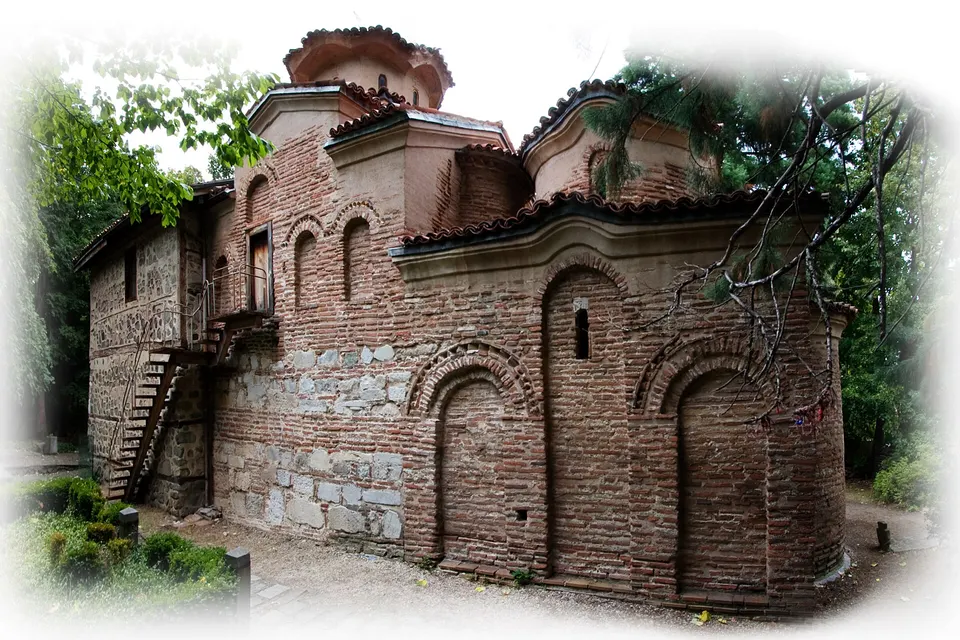Exterior de piedra de la Iglesia medieval de Boyana protegida por la UNESCO a los pies de Vitosha.