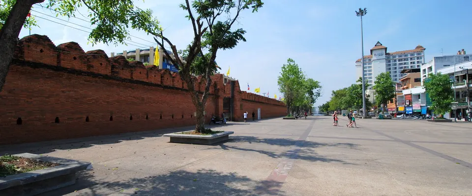 Muralla de ladrillo rojo y plaza histórica de la Puerta Tha Phae en la Ciudad Vieja de Chiang Mai.
