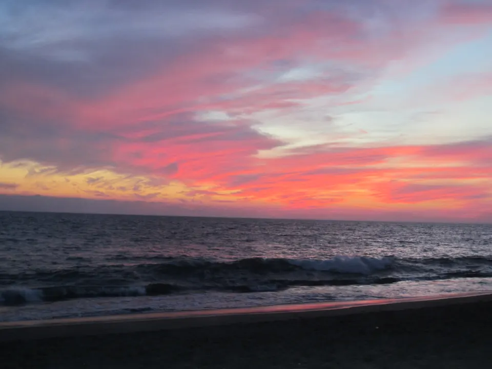 Resplandeciente puesta de sol sobre el horizonte marino de la Bahía de Banderas en Puerto Vallarta.