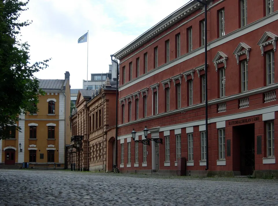 Edificios señoriales neoclásicos que rodean la Gran Plaza Vieja Vanha Suurtori de Turku.