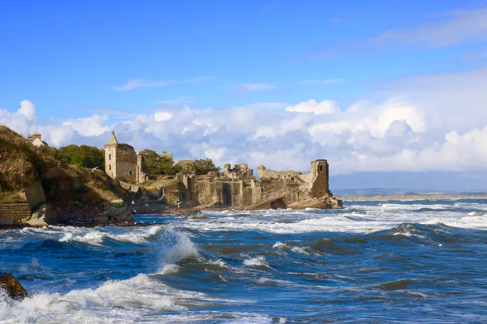 Ruinas del castillo de St Andrews sobre el acantilado frente al mar del Norte.