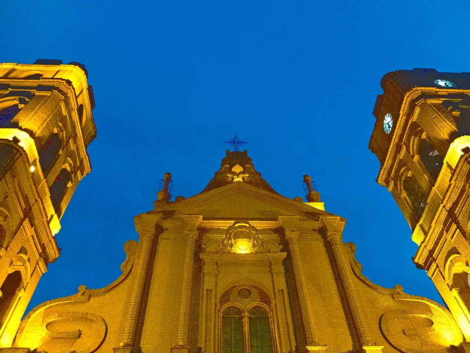 Torre y fachada de ladrillo cerámico visto de la Basílica Menor de San Lorenzo.