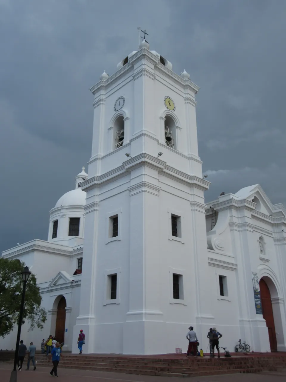 Fachada blanca neoclásica de la Catedral Basílica de Santa Marta en la plaza principal