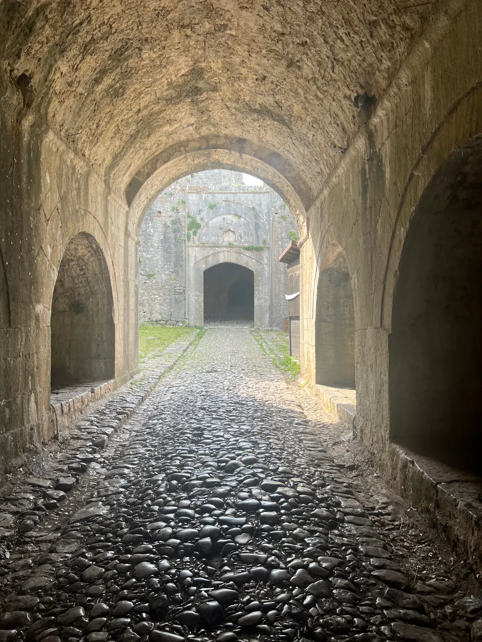 Las murallas del castillo de Rozafa, sobre la colina que domina Shkodër.