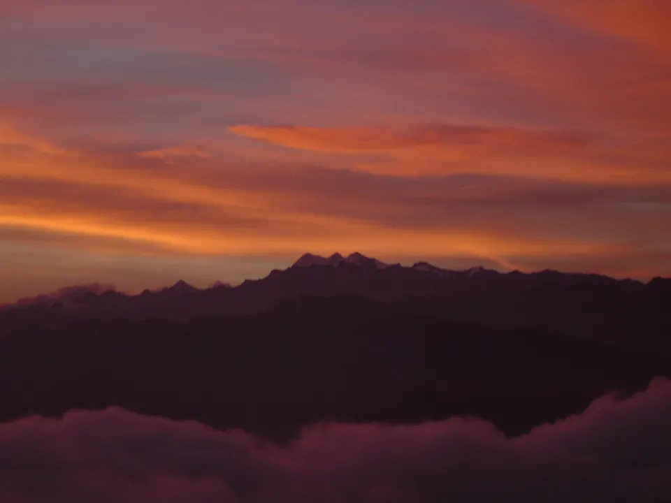 Cumbres nevadas de la Sierra Nevada de Santa Marta elevándose sobre la exuberante selva andina y tropical