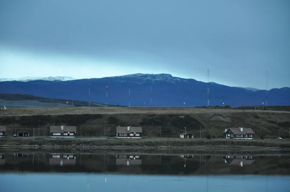 Vista panorámica de la ciudad de Ushuaia y la bahía del Canal Beagle con las cumbres nevadas del glaciar Martial de fondo.